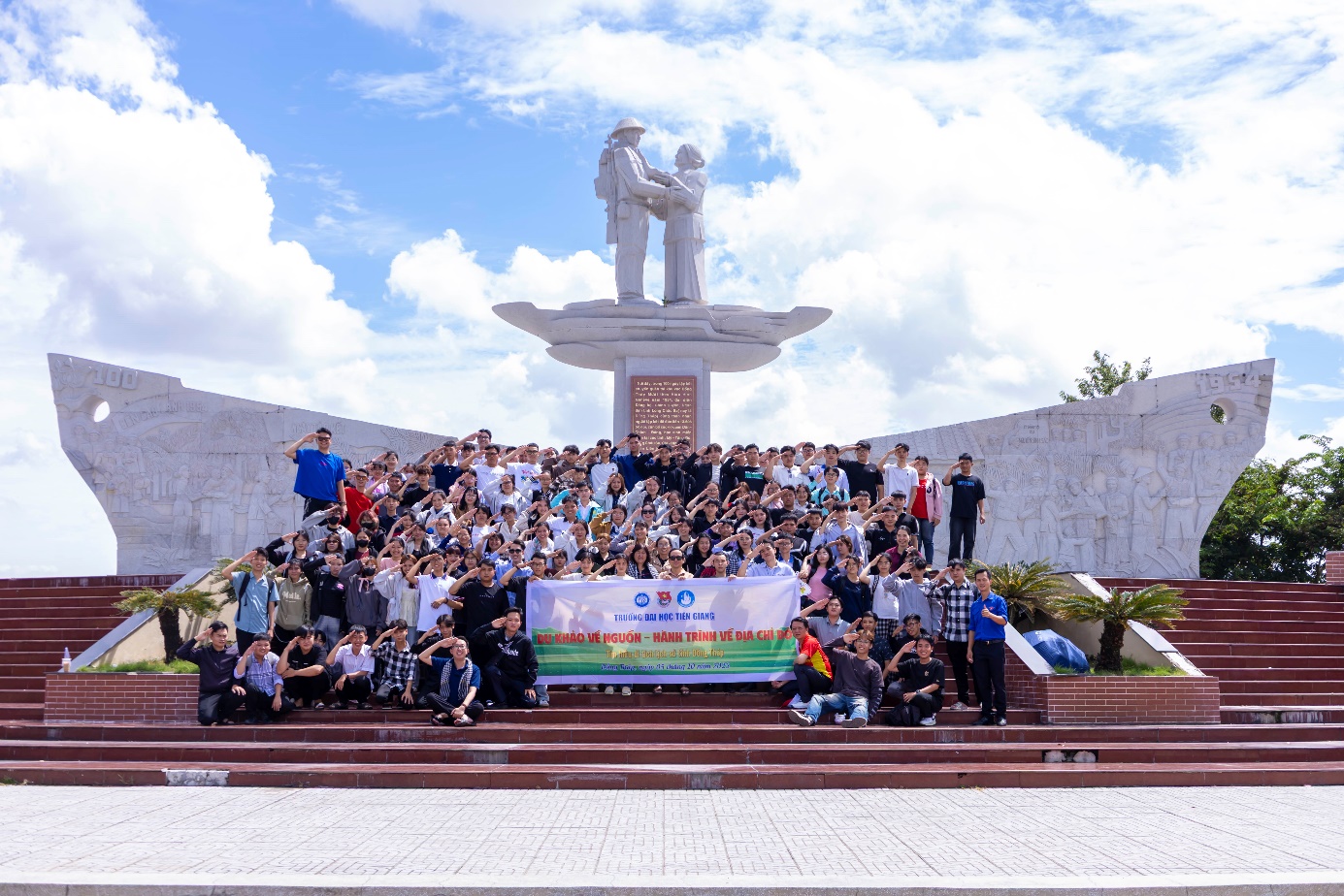 Sinh viên Trường Đại học Tiền Giang với “Hành trình Về địa chỉ đỏ”